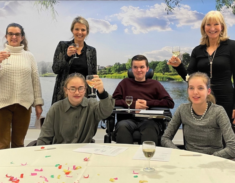 De Kinderadviesraad met de bestuurder en voorzitter Clientenraad op de foto