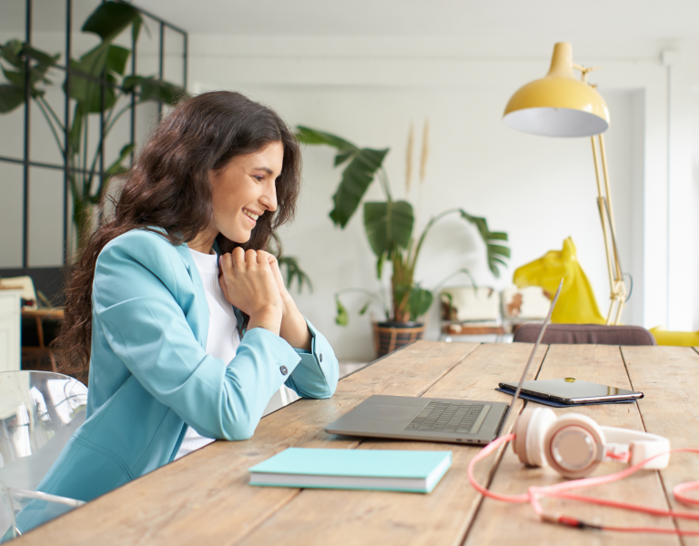 vrouw achter computer kijkt naar presentatie