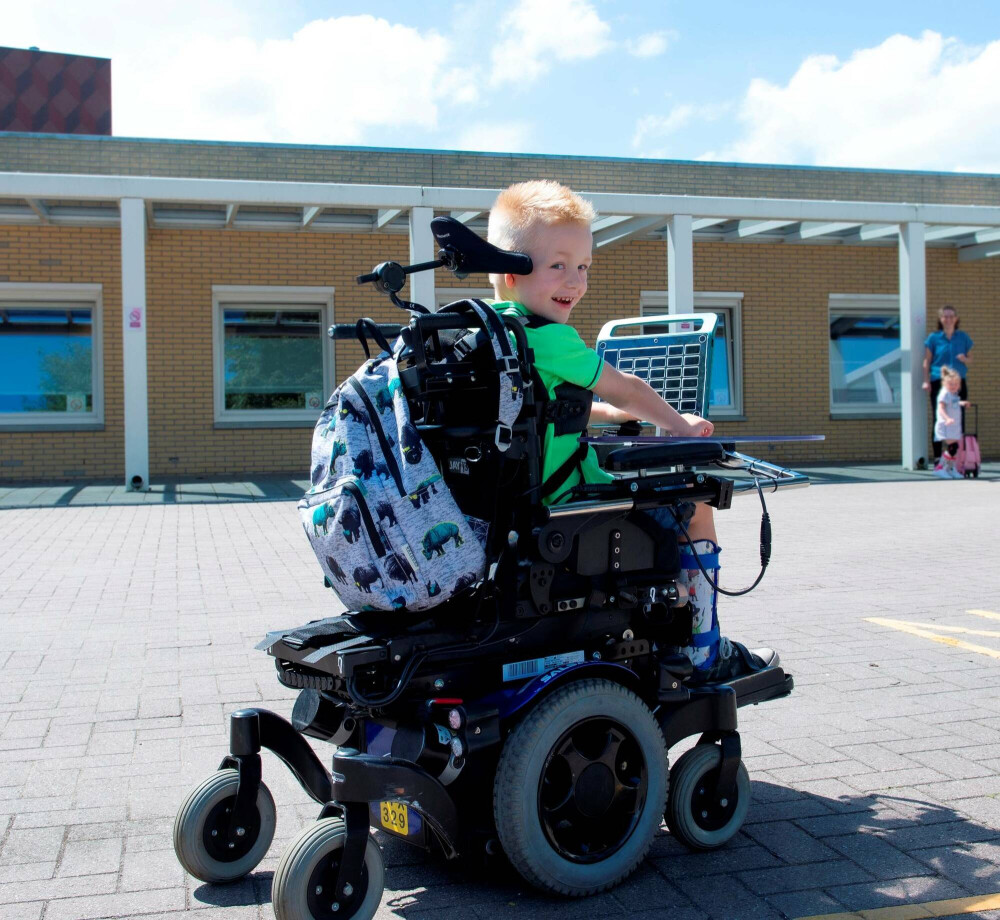 kind in elektrische rolstoel op schoolplein Boterdiep