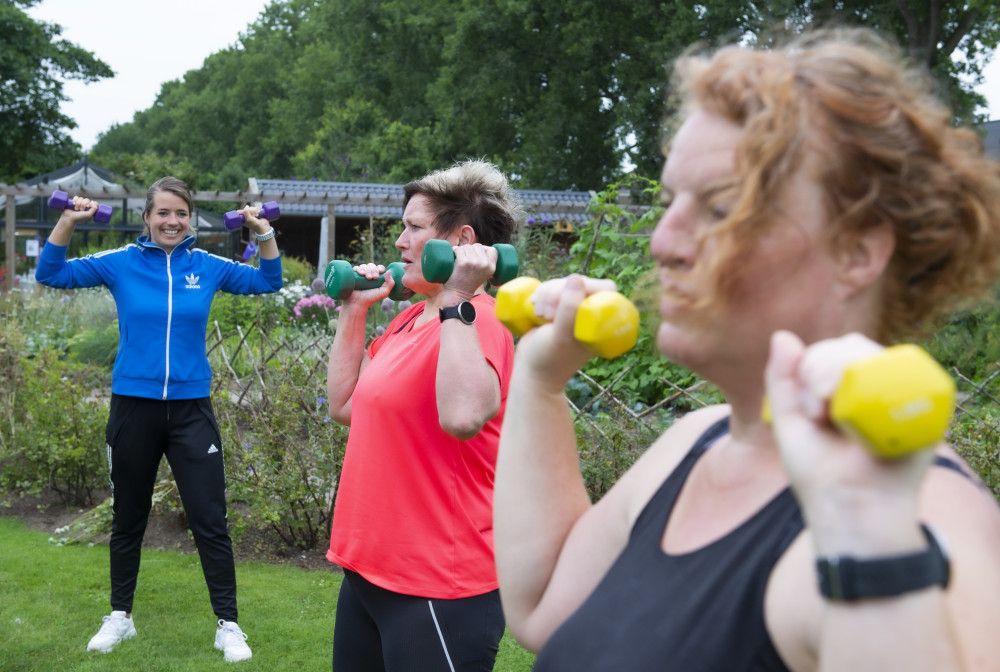 Hettie is aan het sporten in de beleeftuin van Vogellanden
