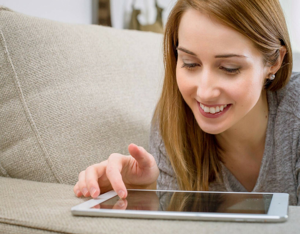 Vrouw met tablet bekijkt het online patiëntenportaal Mijn Vogellanden
