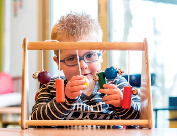Jongen speelt met speelgoed