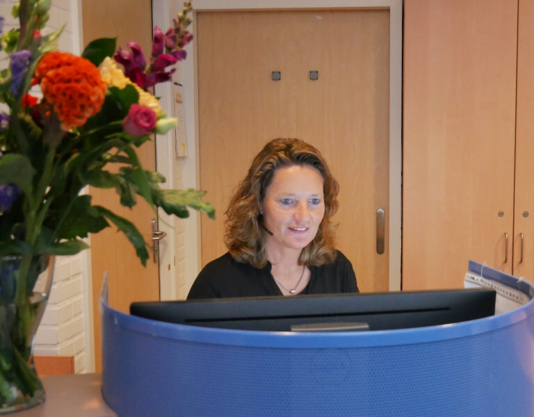 Receptioniste maakt afspraak