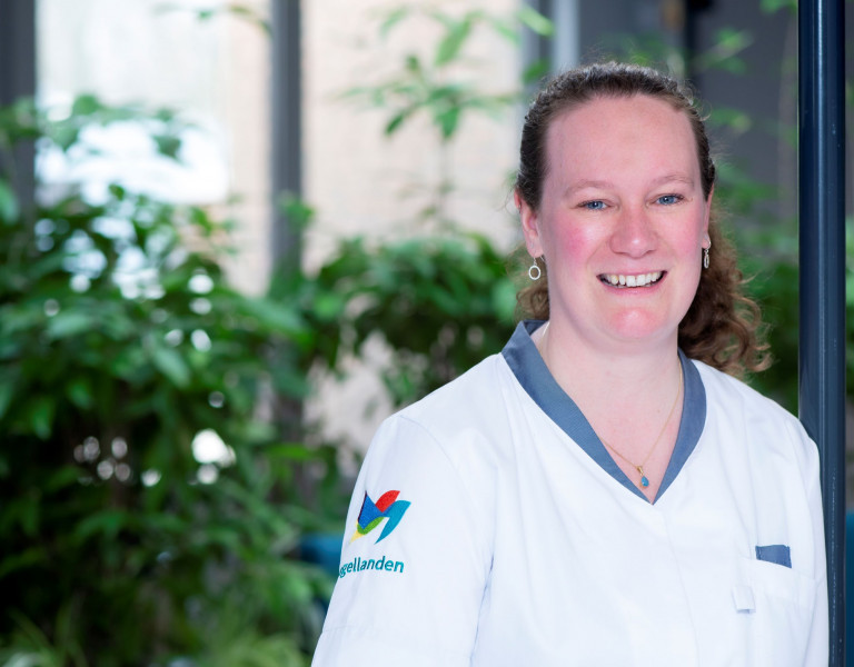 Maaike staat op de kliniek van Vogellanden